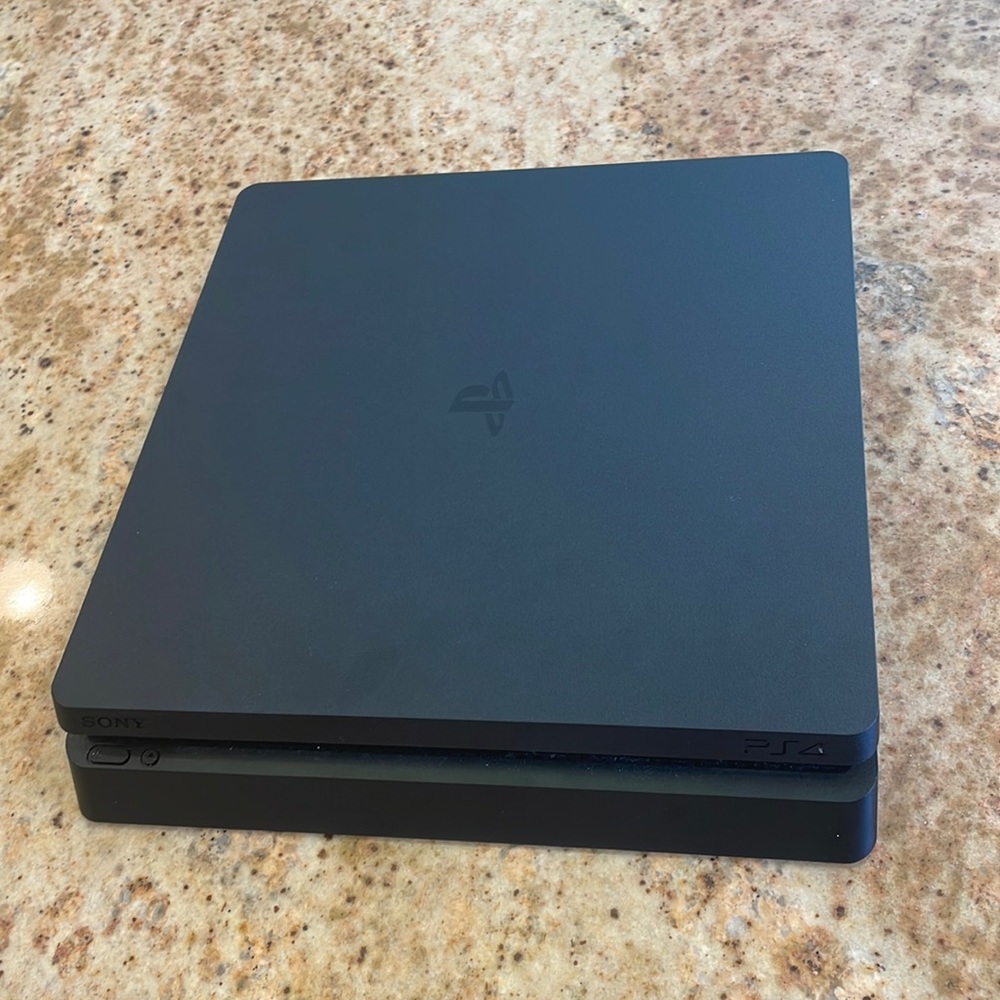 Pre-owned Playstation 4 Slim 1 TB